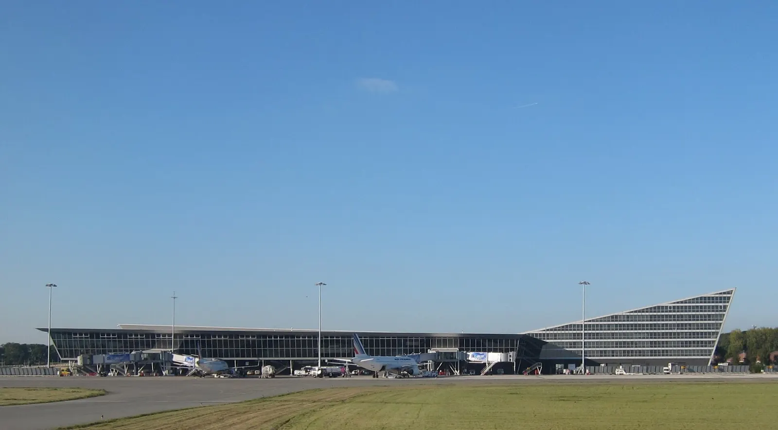 Lille-Lesquin main terminal exterior another angle