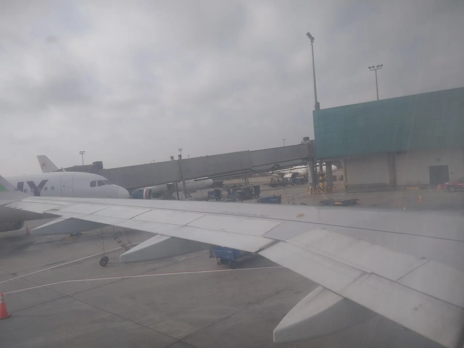 Ala de avión en el aeropuerto Jorge Chávez