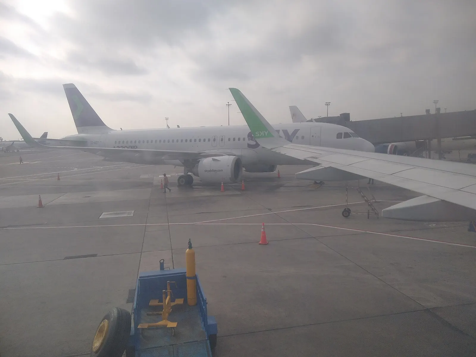 Avión y llanta de repuesto en el aeropuerto Jorge Chávez