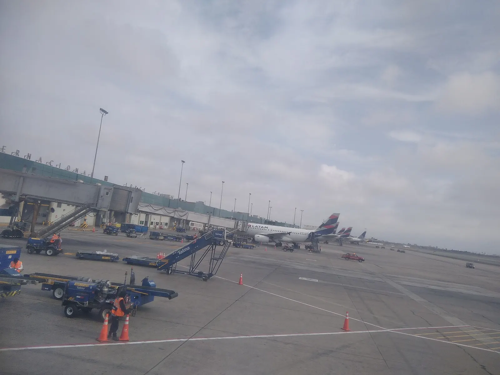 Vista del aeropuerto Jorge Chávez desde dentro del avión