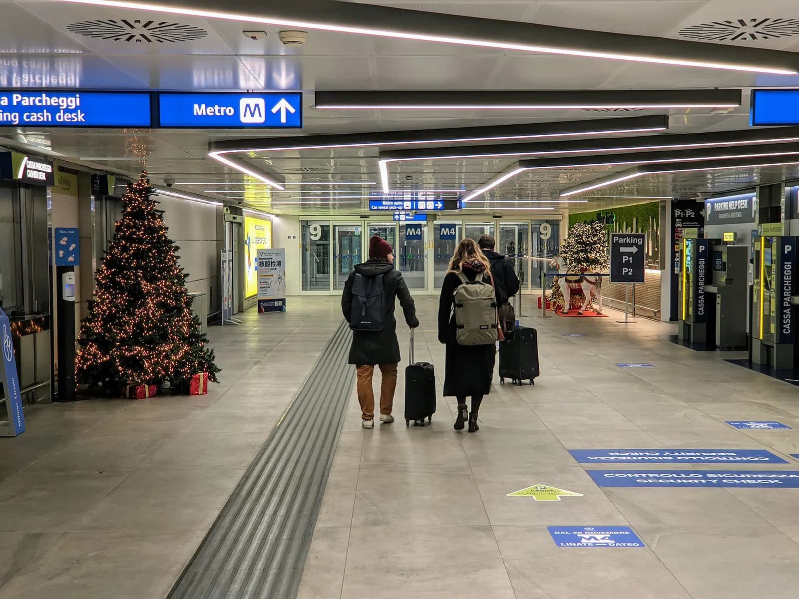 Ingresso della stazione Linate Aeroporto della M4 dal terminal dell'aeroporto, zona arrivi