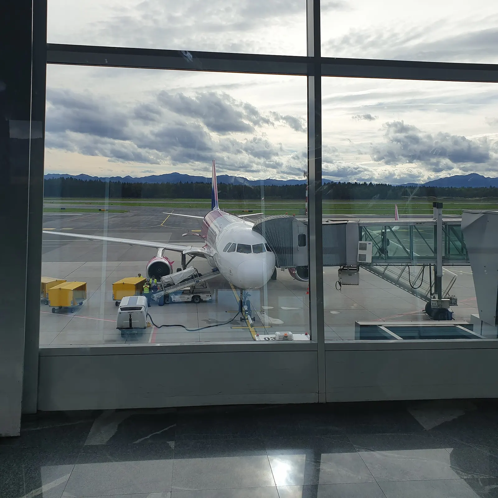 Ljubljana Jože Pučnik Airport landside approach, October 2022