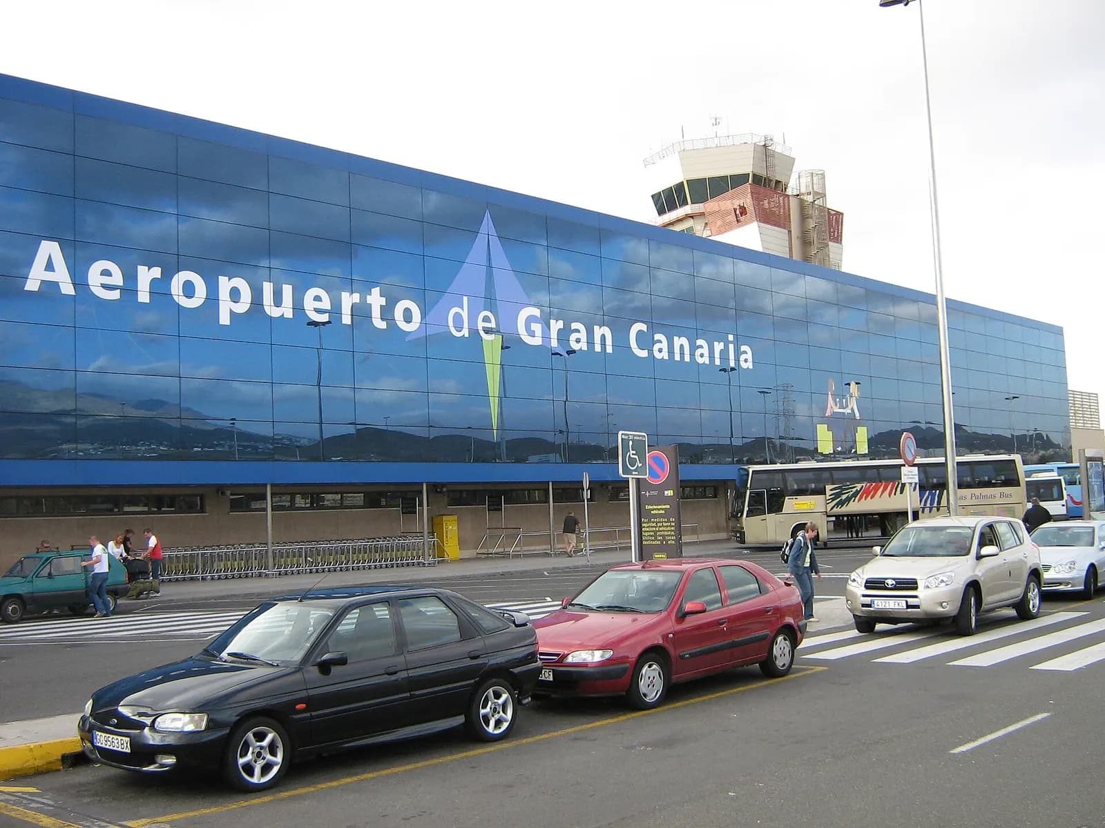 Gran Canaria Airport terminal exterior with Aeropuerto de Gran Canaria lettering
