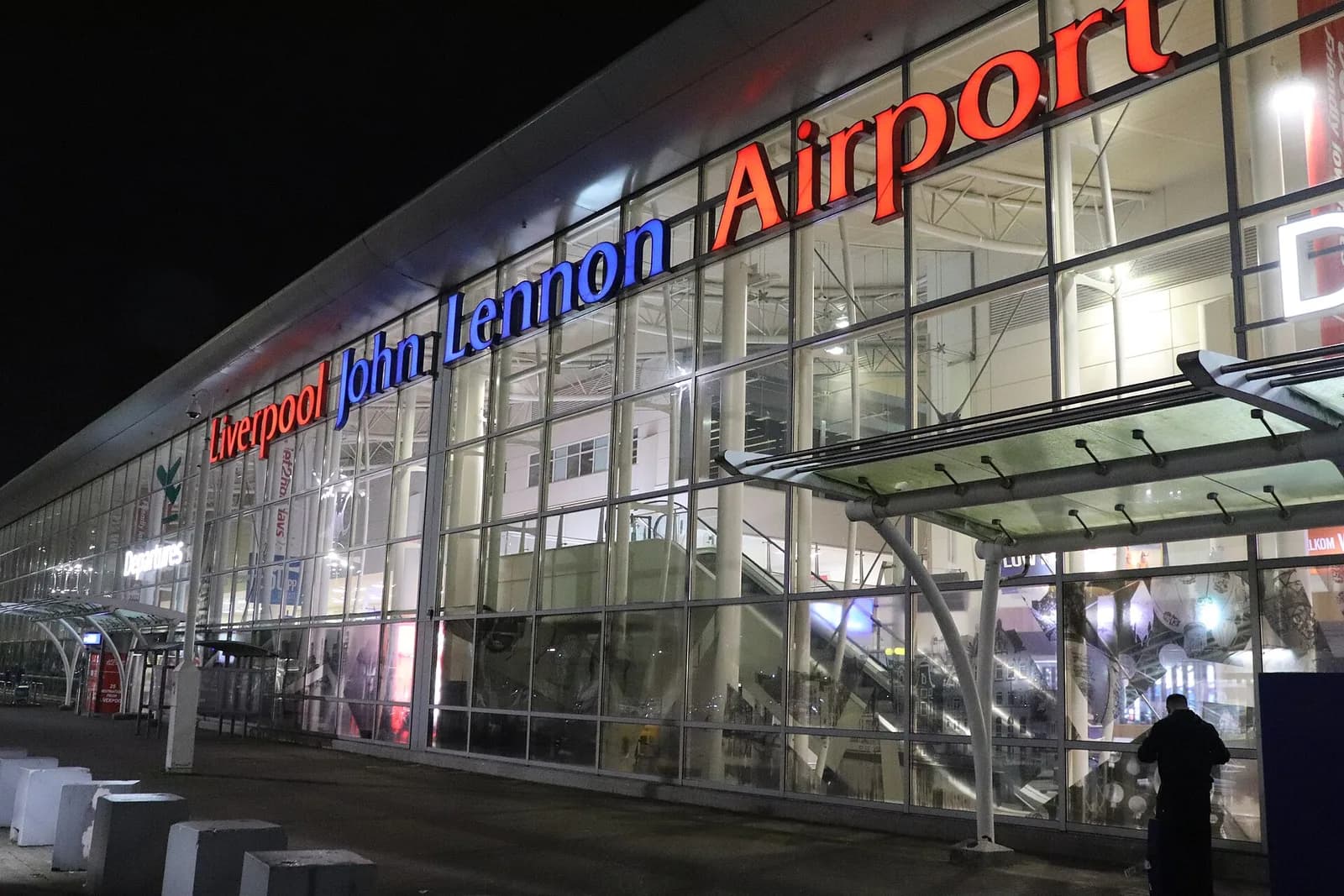 Liverpool John Lennon Airport terminal and apron (LPL/EGGP)
