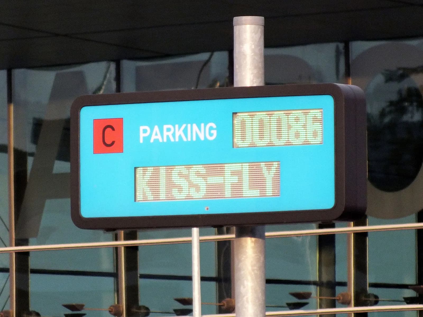 Kiss-Fly Schëld um Fluchhafe Lëtzebuerg .
