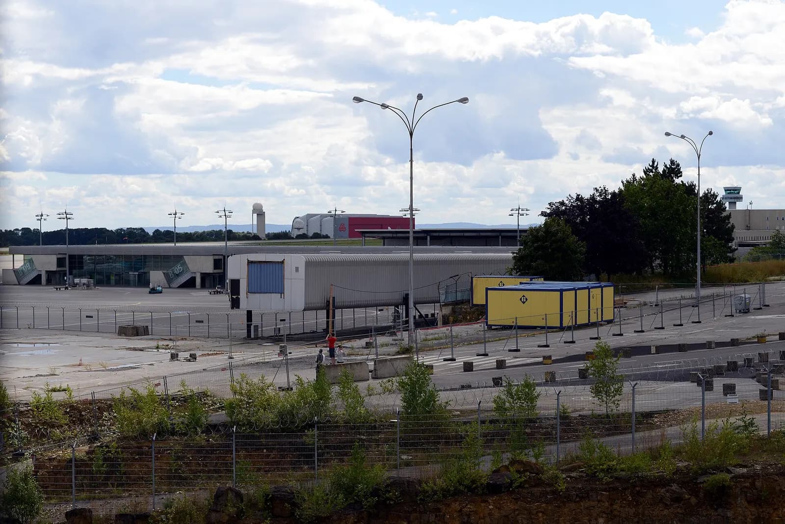 Fluchhafe Lëtzebuerg : Den Terminal B gouf 2004 ageweit. Ma zanter 2008, wéi den neien Terminal A a Betrib geholl gouf, leit e brooch a gëtt net benotzt. Iergendwann eng Kéier soll eng Passerelle gebaut fir e mam Terminal A ze verbannen.