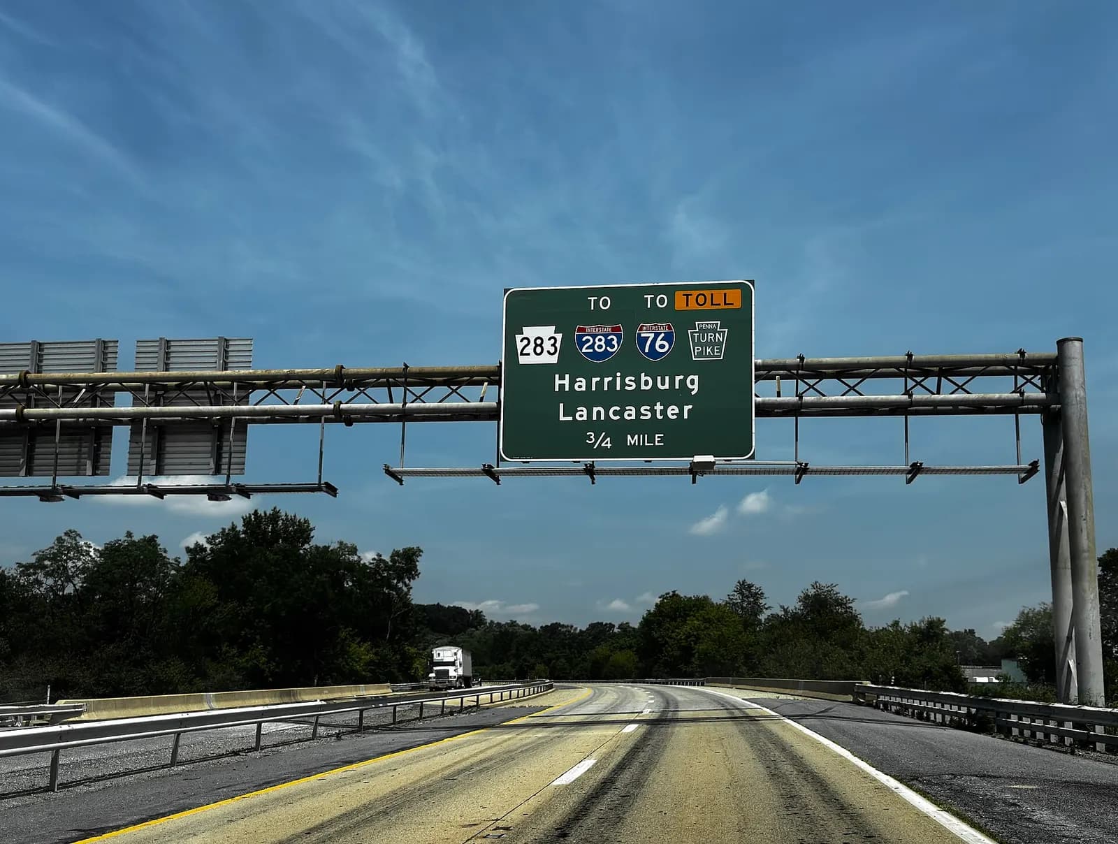 Harrisburg Airport Connector highway signage pointing to Harrisburg International Airport