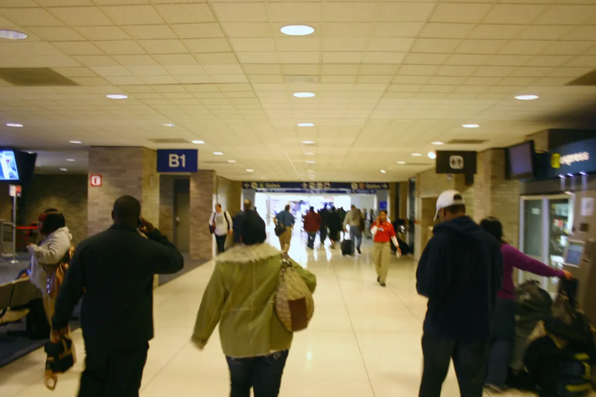 Pre-rebuild Memphis Concourse B connector hallway with a B1 sign and A/C gate wayfinding.