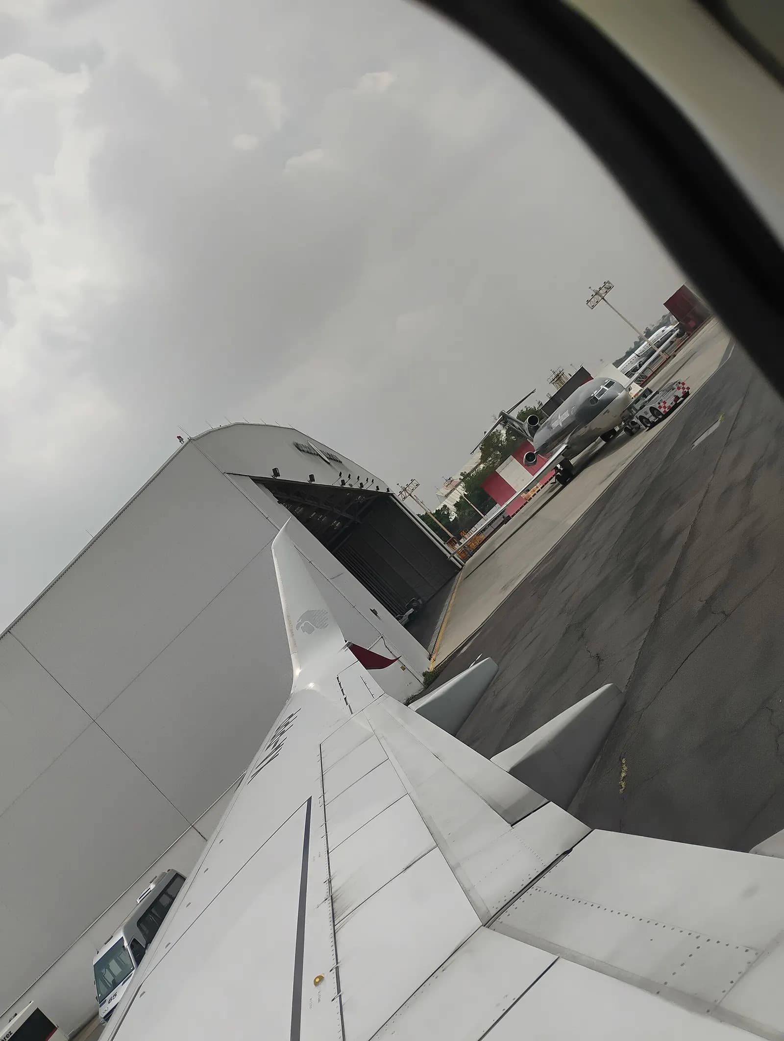 Fotografía desde la ventana del avión arribando a ala terminal 2 del aeropuerto internacional de la Ciudad de México, Benito Juárez.