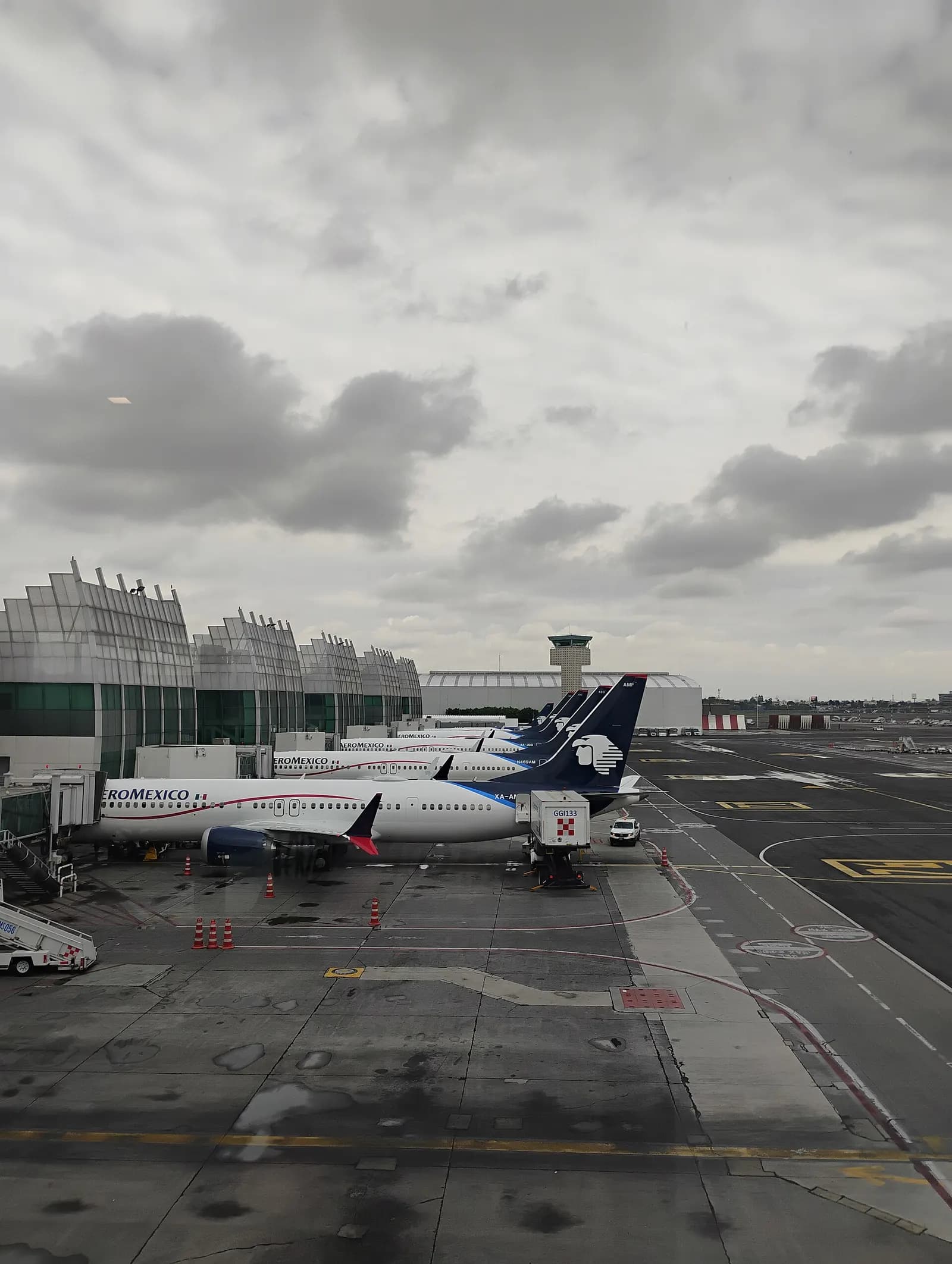 Fotografía desde la ventana de la terminal 2 del aeropuerto internacional de la Ciudad de México, Benito Juárez.
