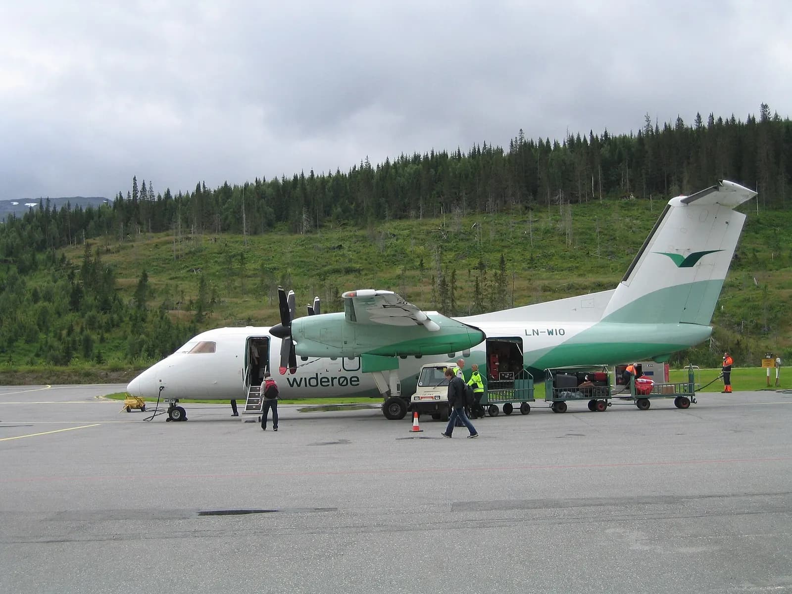 Dash 8 from Widerøe during boarding on Mosjøen Airport, Norway. Picture by user:ZorroIII .