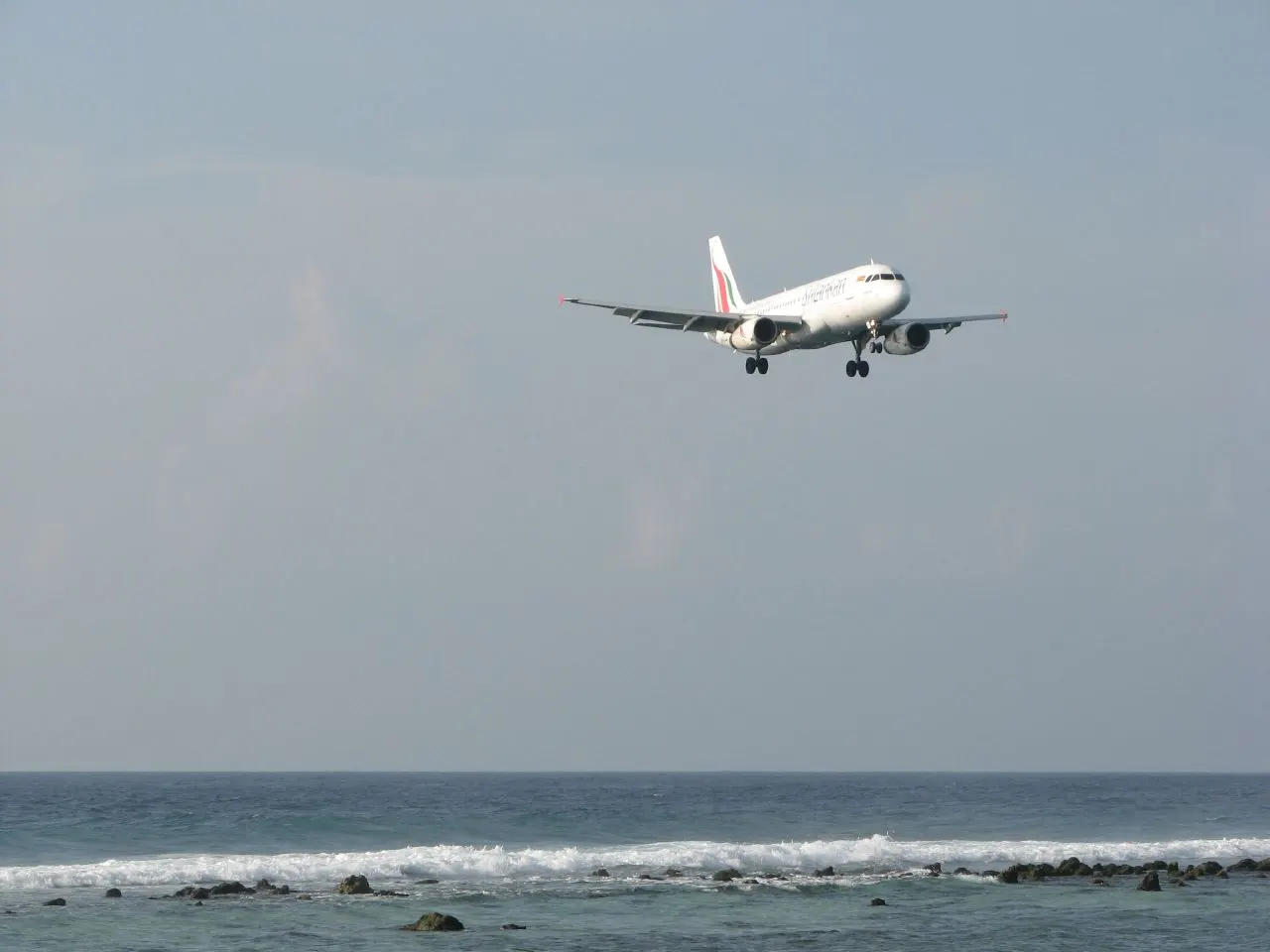 SriLankan Airlines Airbus A320 on short final over the reef toward Velana International Airport