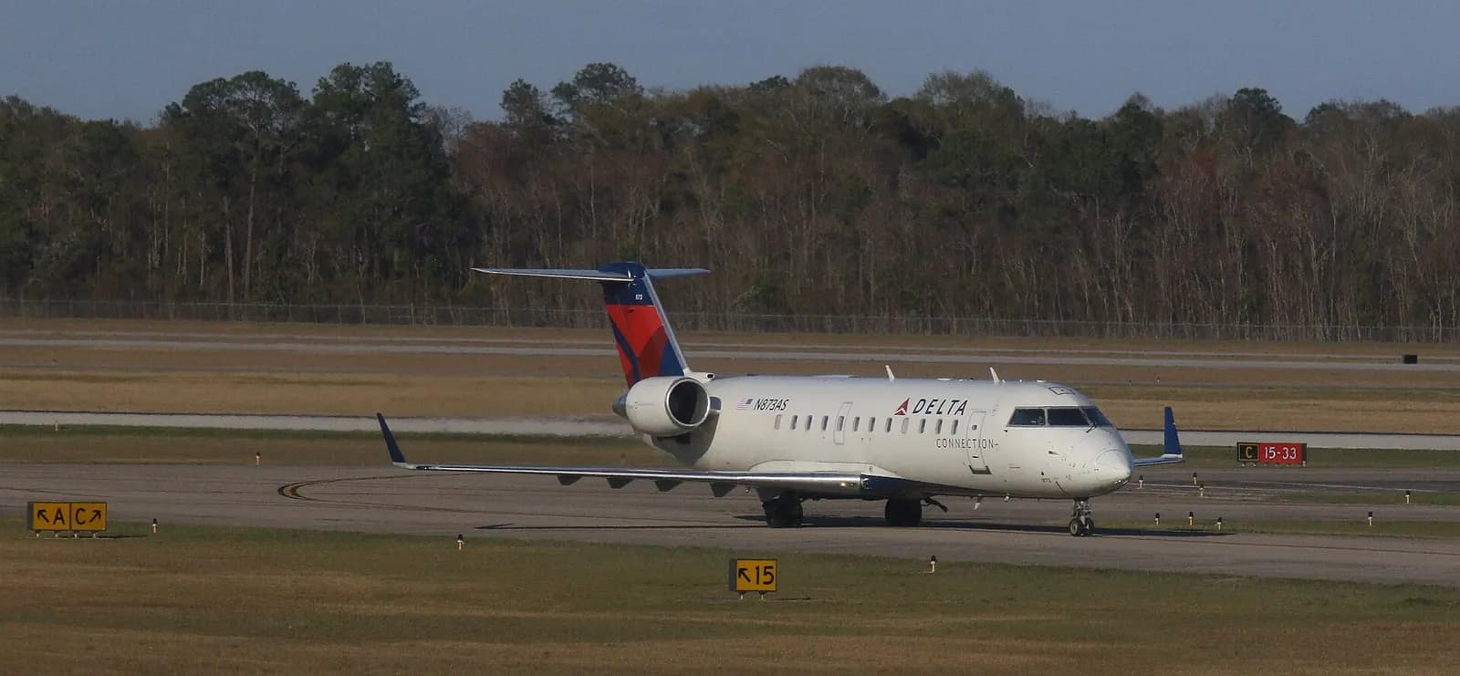 Delta Connection CRJ N873AS taxiing at Mobile Regional Airport on 14 March 2016.