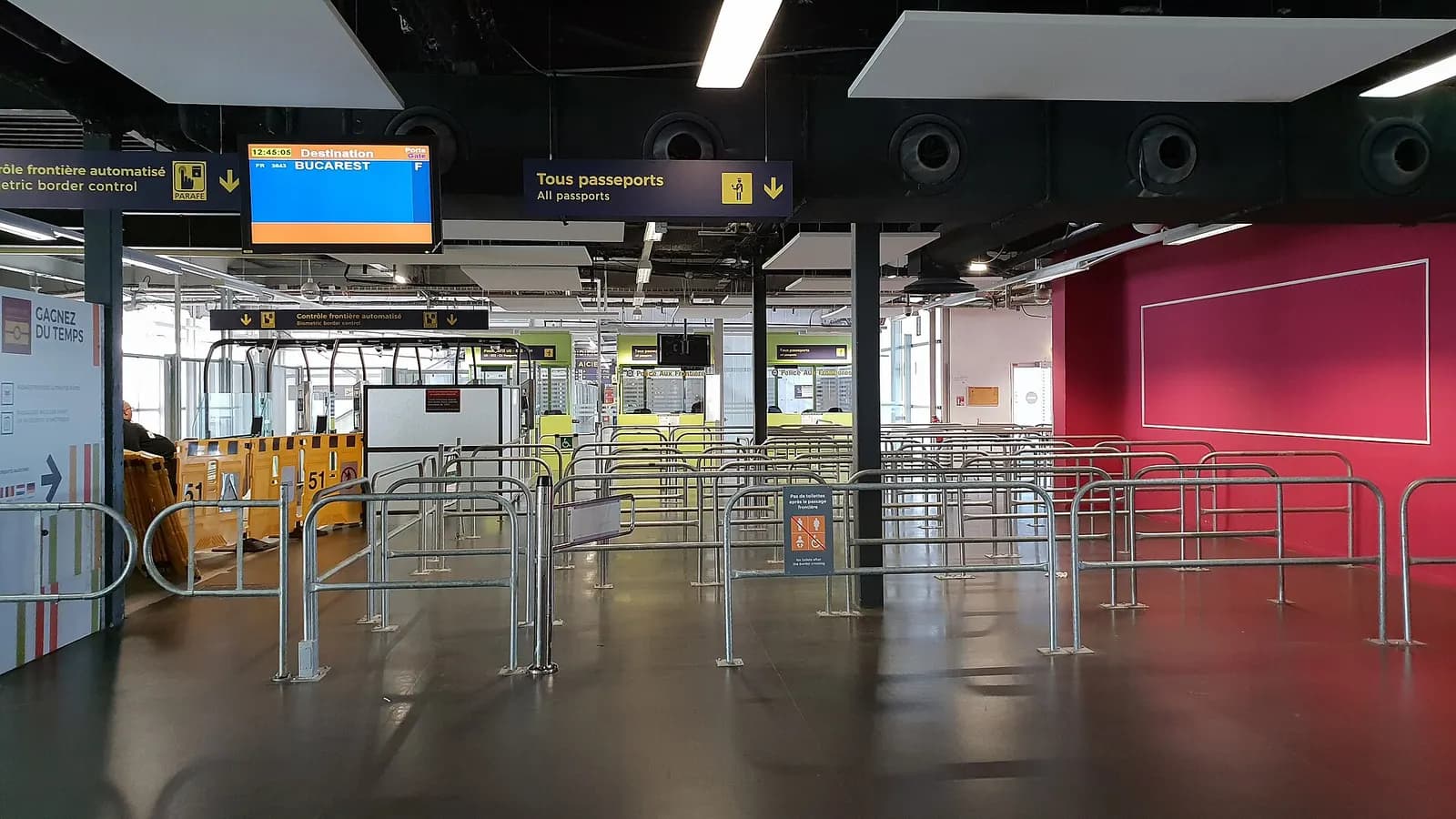 Gestion des passagers pour le contrôle de la Police aux frontières à l'aéroport Marseille-Provence (France)