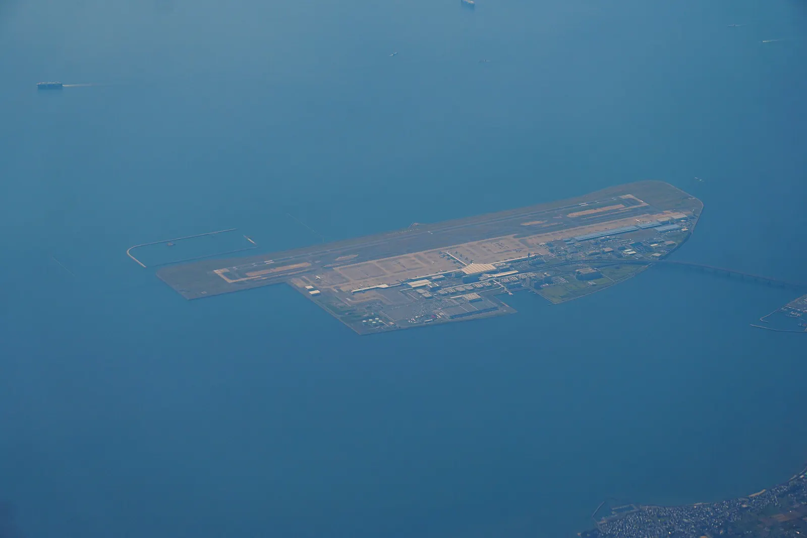 ​中部国際空港空撮。秋田発伊丹行き、JAL2174便より。