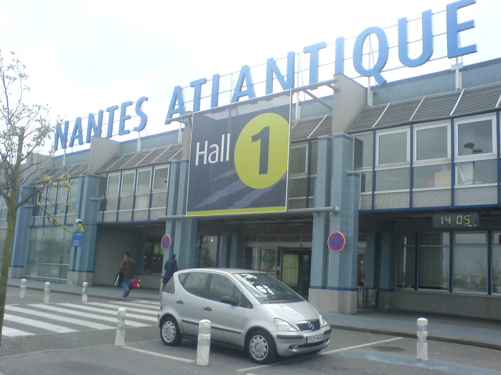 Nantes Atlantique Airport terminal and apron overview
