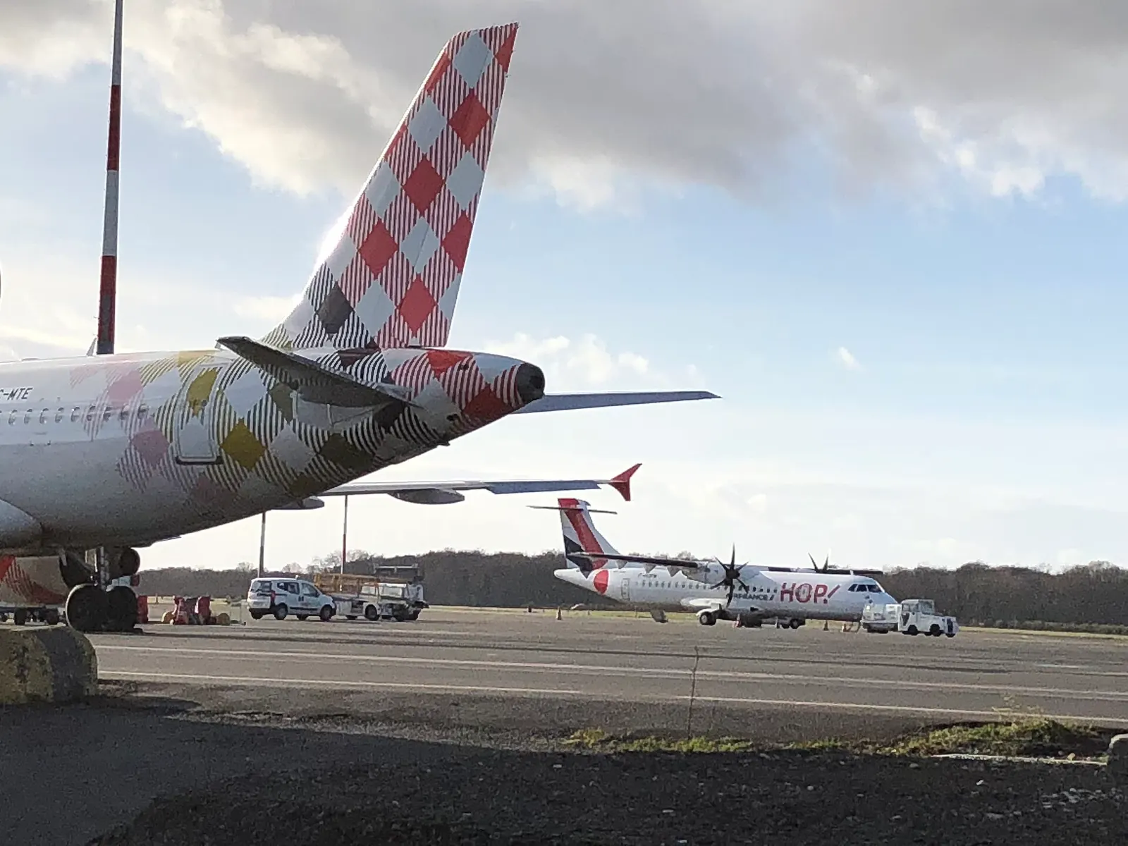 Volotea and Hop! aircraft on the Nantes Atlantique apron with terminal behind