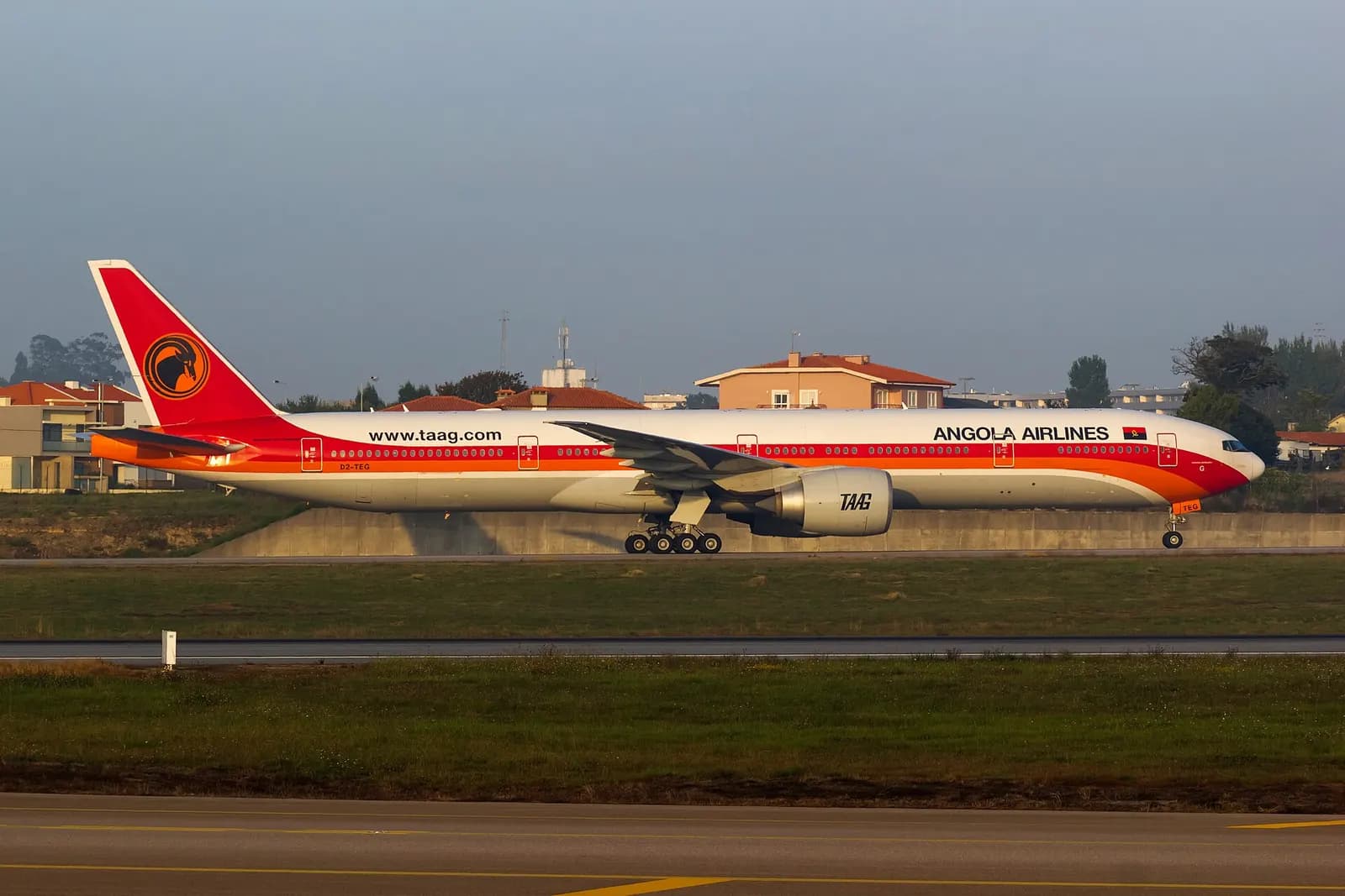 Boeing 777 de TAAG dirixíndose á terminal tras aterrar no aeroporto de Sá Carneiro.