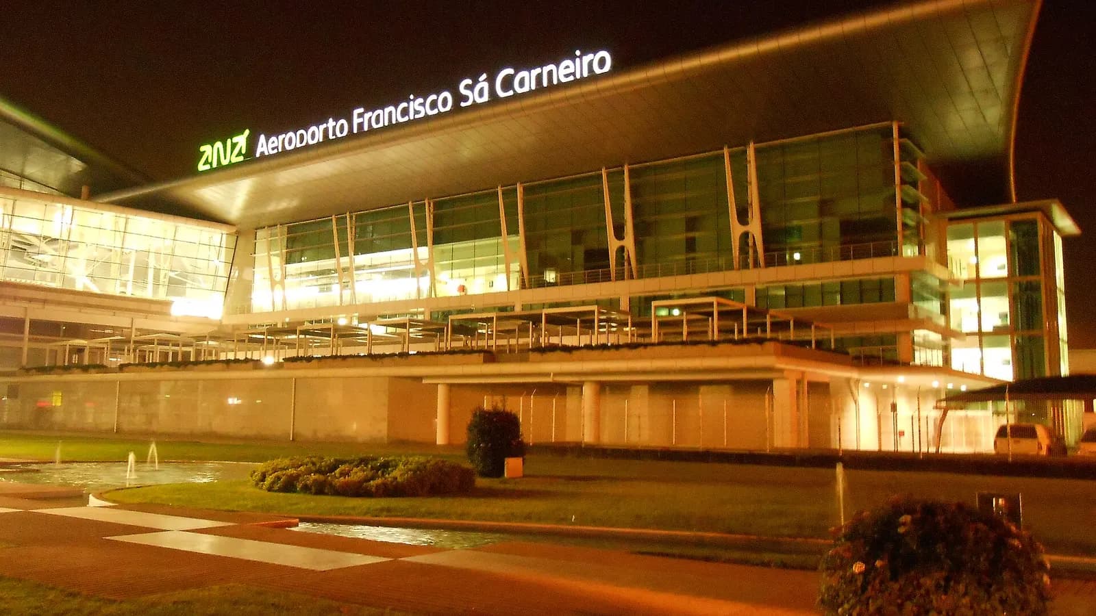 Der internationale Flughafen bei Nacht, am 18. November 2015.