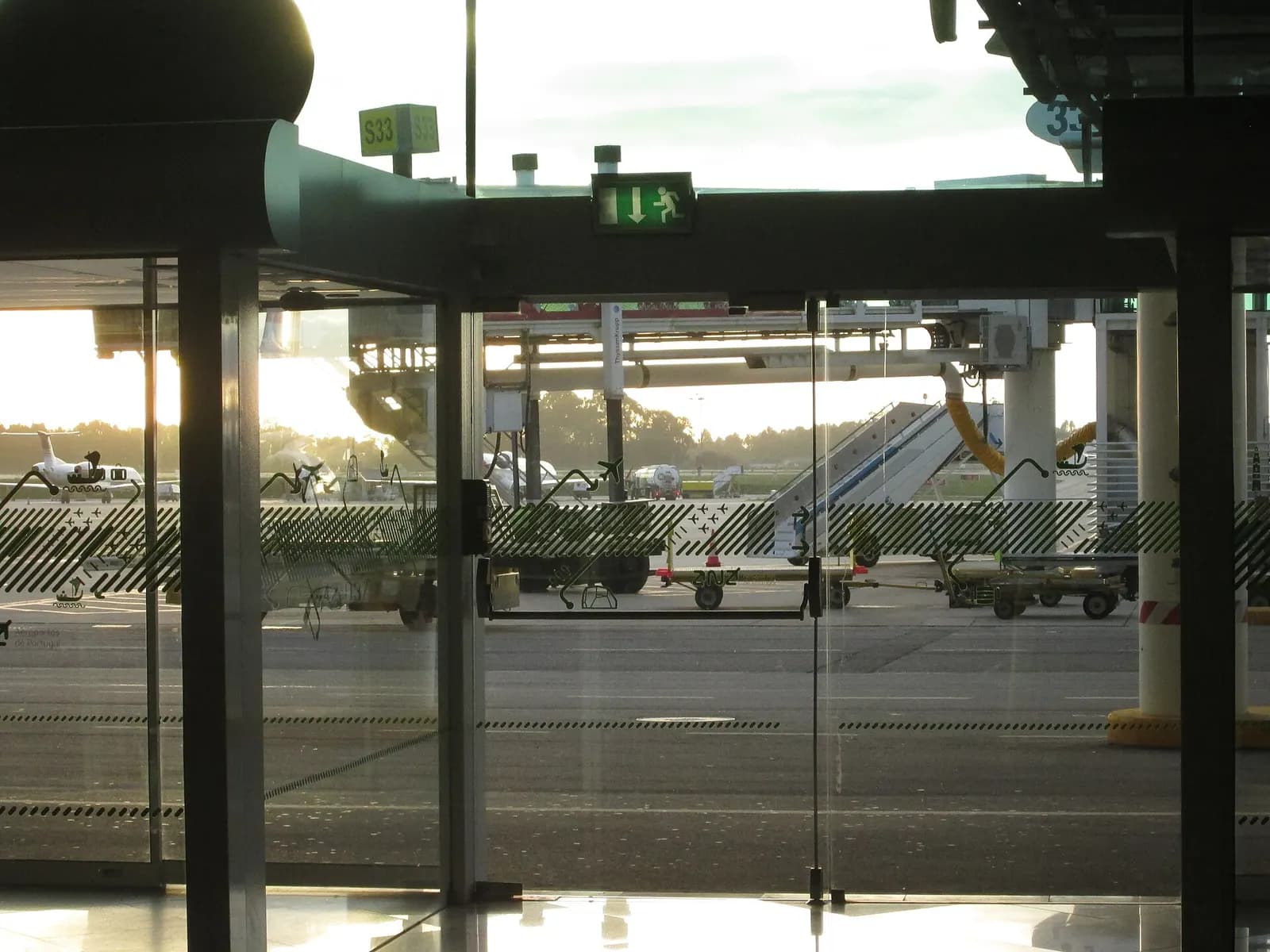 portos_airport_entrance