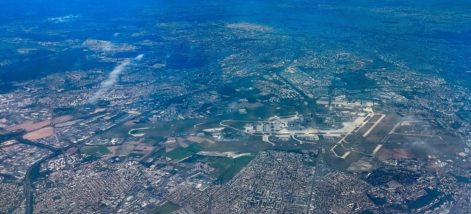 Vue aérienne de l'aéroport d'Orly lors du décollage d'un Boeing 777 à destination de Cayenne