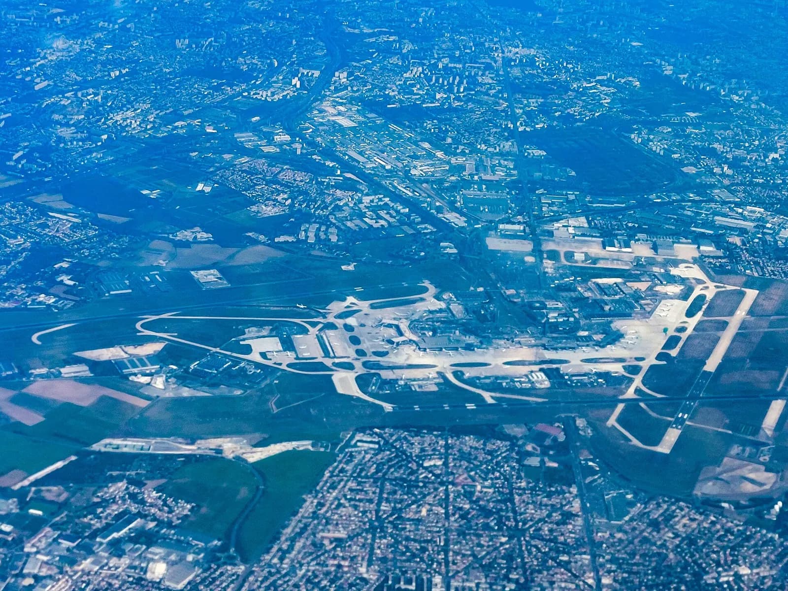 Vue aérienne de l'aéroport d'Orly lors du décollage d'un Boeing 777 à destination de Cayenne