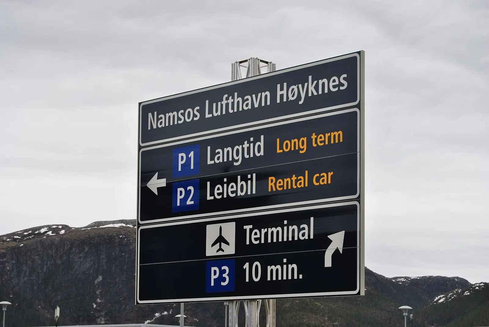 Landside wayfinding sign for Namsos Lufthavn Høyknes