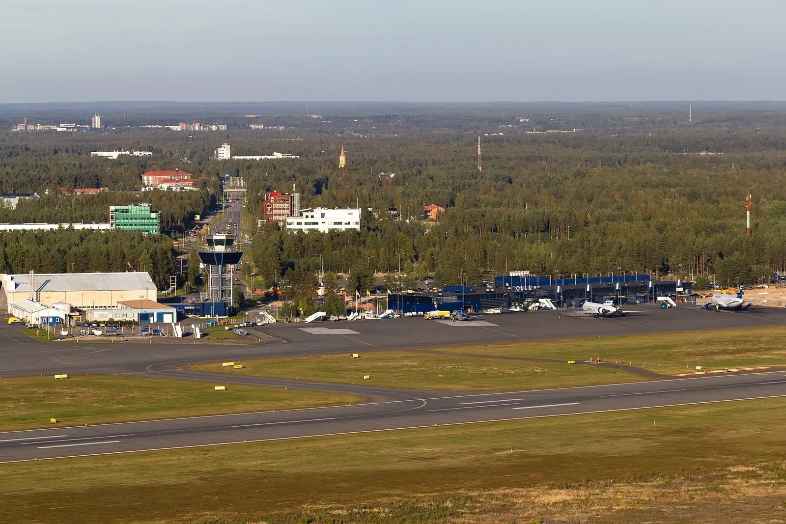 Overview of Oulu Airport apron and terminal.