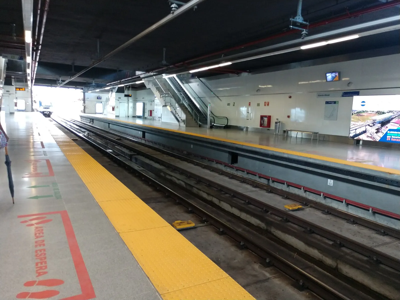 Island platforms and tracks at Estación Albrook on the Panama Metro.