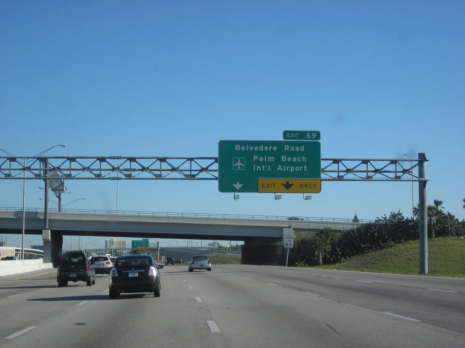 Interstate 95 Florida guide sign for Palm Beach International Airport near the West Palm Beach exits.
