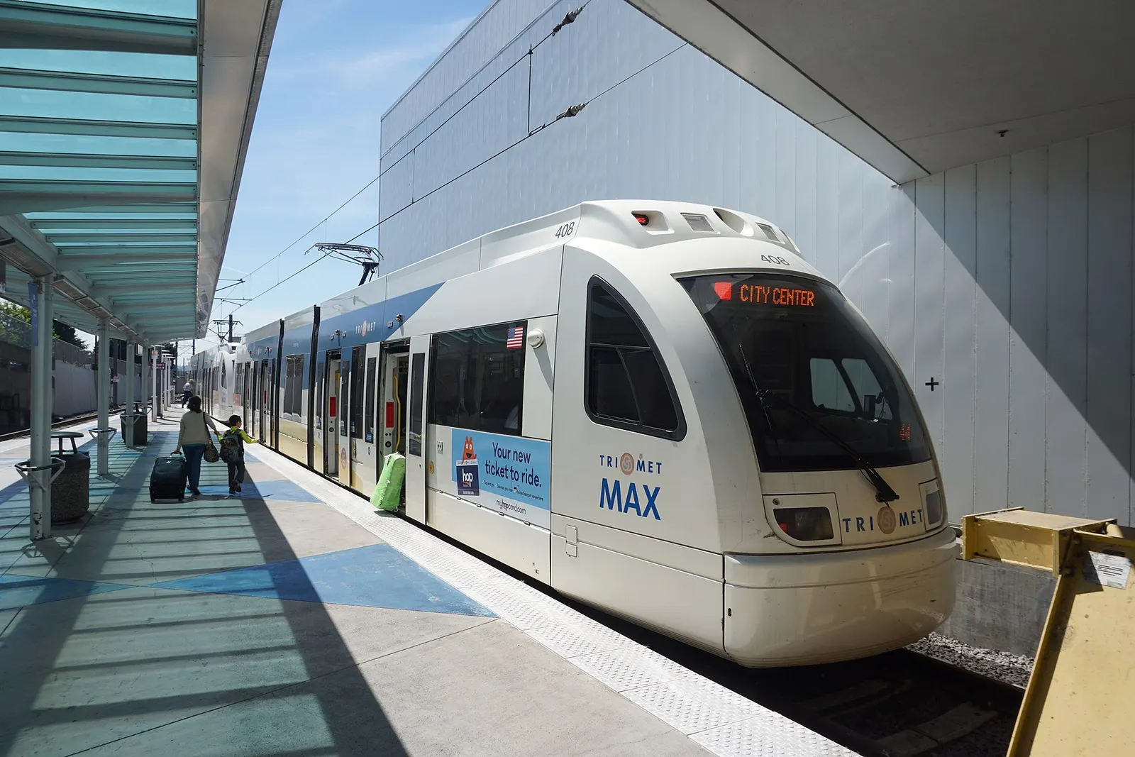 A MAX Light Rail Red Line train at the Portland International Airport MAX Station in Portland , Oregon ( United States ).