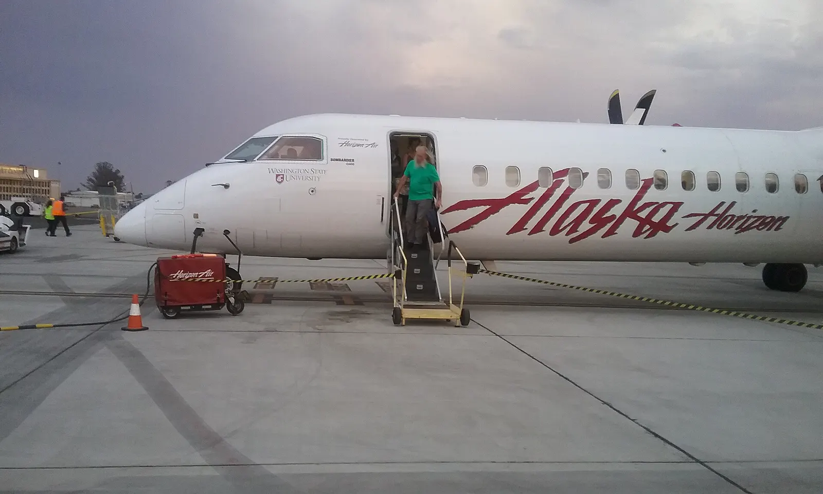 Bombardier Dash 8 Q400 N401QX of Horizon Air disembarking passengers at the terminal of Charles M. Schulz - Sonoma County Airport (STS) after arriving from Portland International Airport (PDX) on 11 September 2017