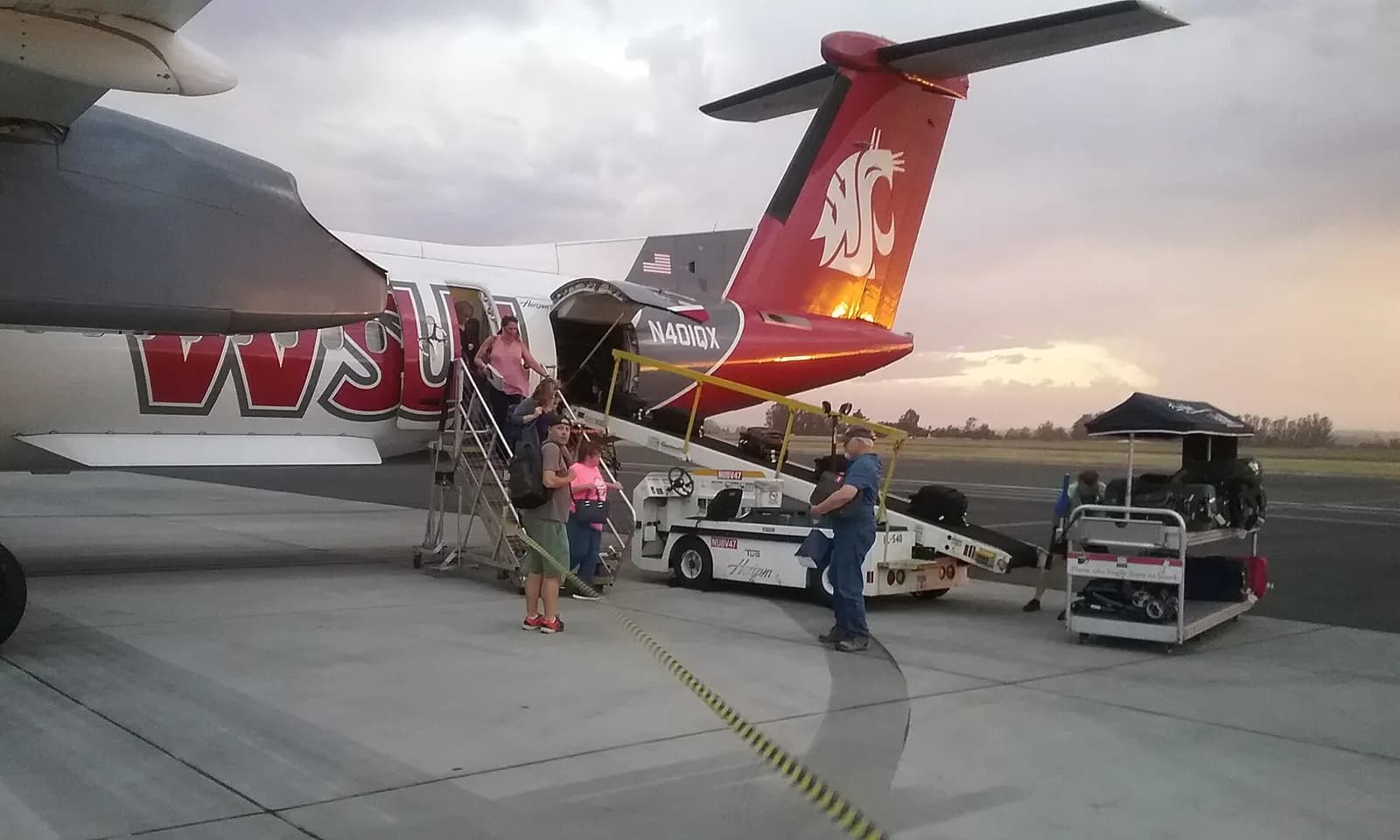 Bombardier Dash 8 Q400 N401QX of Horizon Air disembarking passengers at the terminal of Charles M. Schulz - Sonoma County Airport (STS) after arriving from Portland International Airport (PDX) on 11 September 2017
