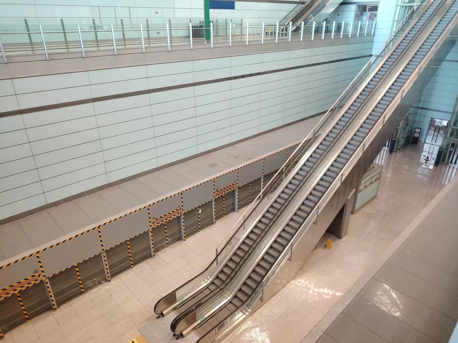 ​T3E国际候机指廊 (concourse of Terminal 3 at Beijing Capital International Airport)废弃的机场捷运月台