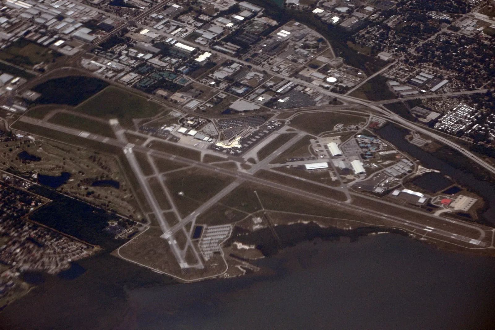 2010 aerial of St. Pete–Clearwater International Airport from a Delta Boeing 757
