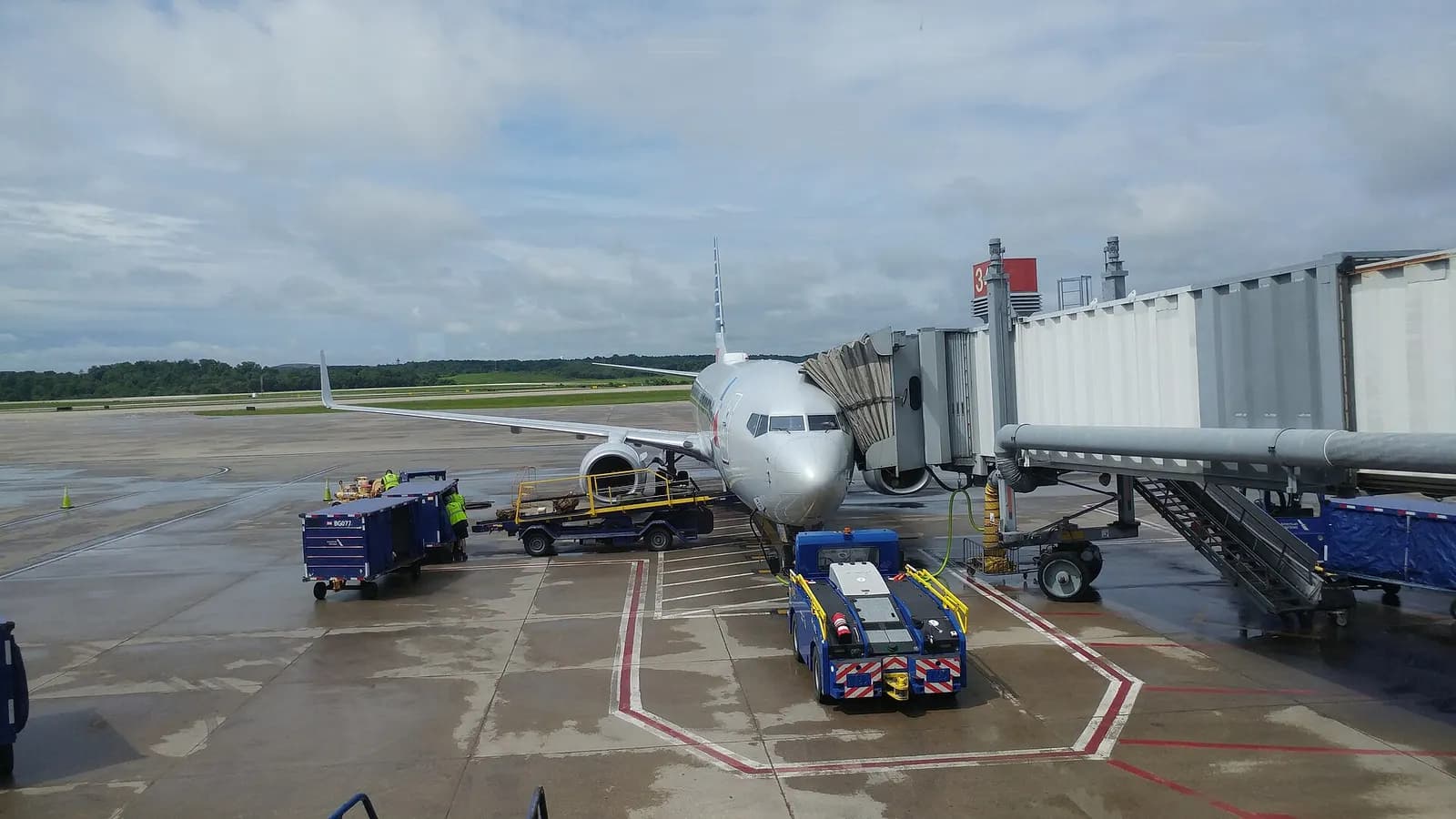 American Airlines Boeing 737-800 at Pittsburgh International Airport gate