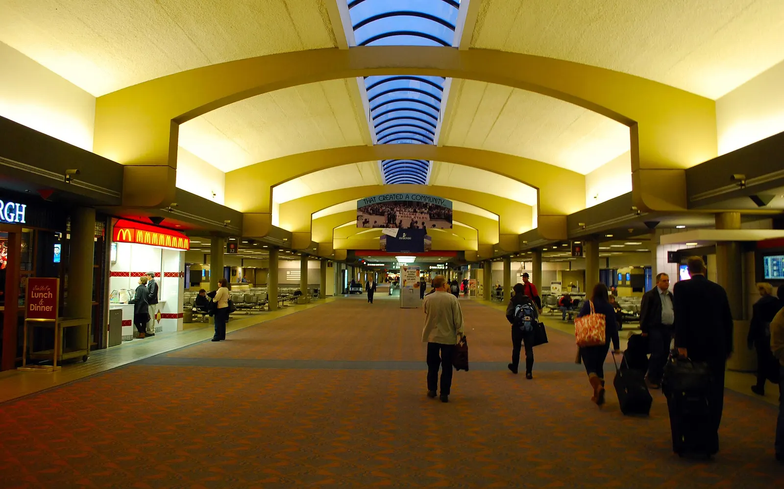 Concourse B of the Airside Terminal of en:Pittsburgh International Airport in January 2010.