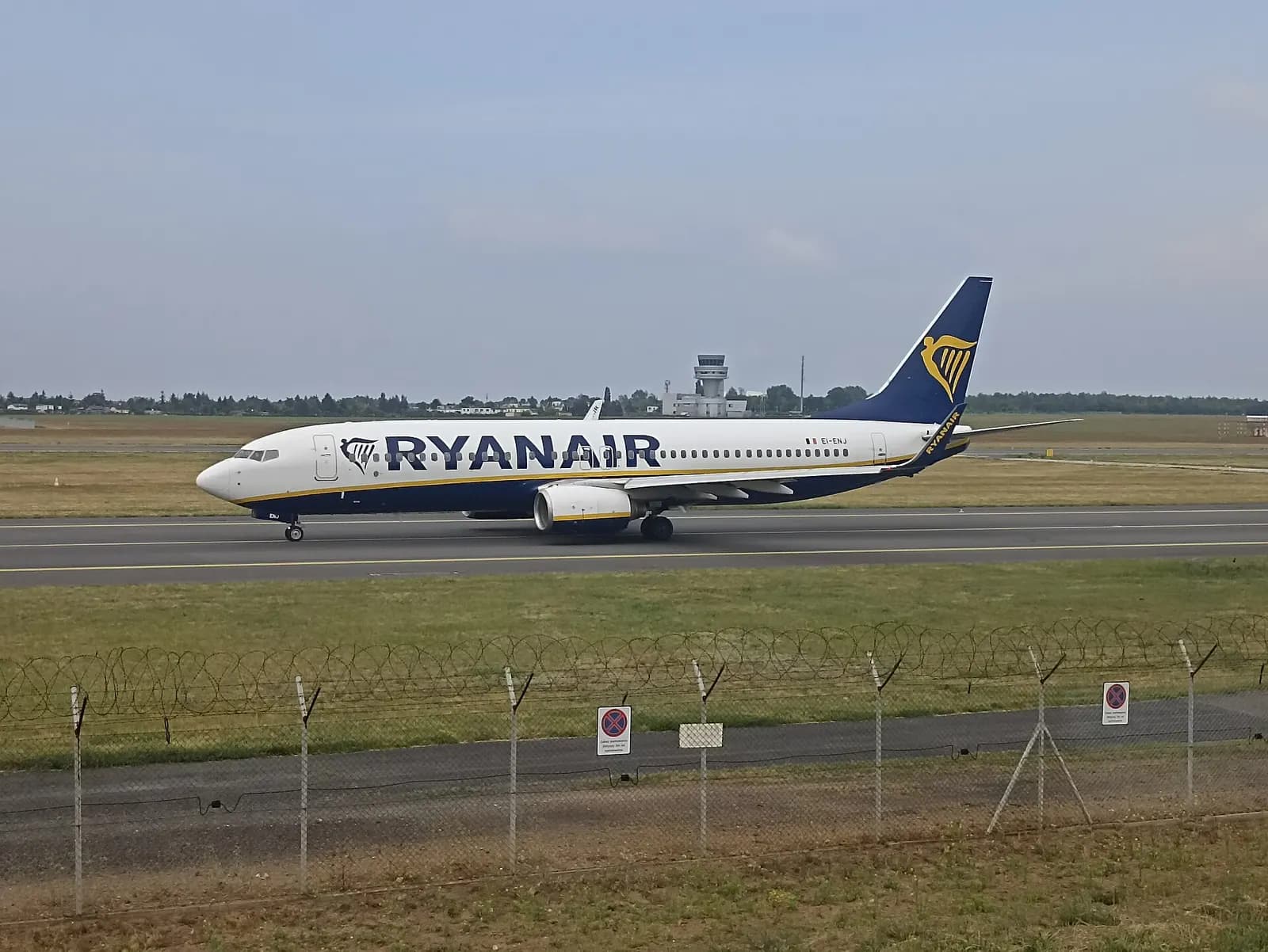 Ryanair Boeing 737-800 taxiing at Poznań–Ławica