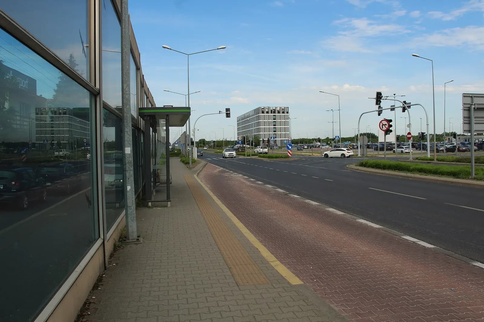 Port Lotniczy Ławica PLL04 city bus stop at Poznań Airport