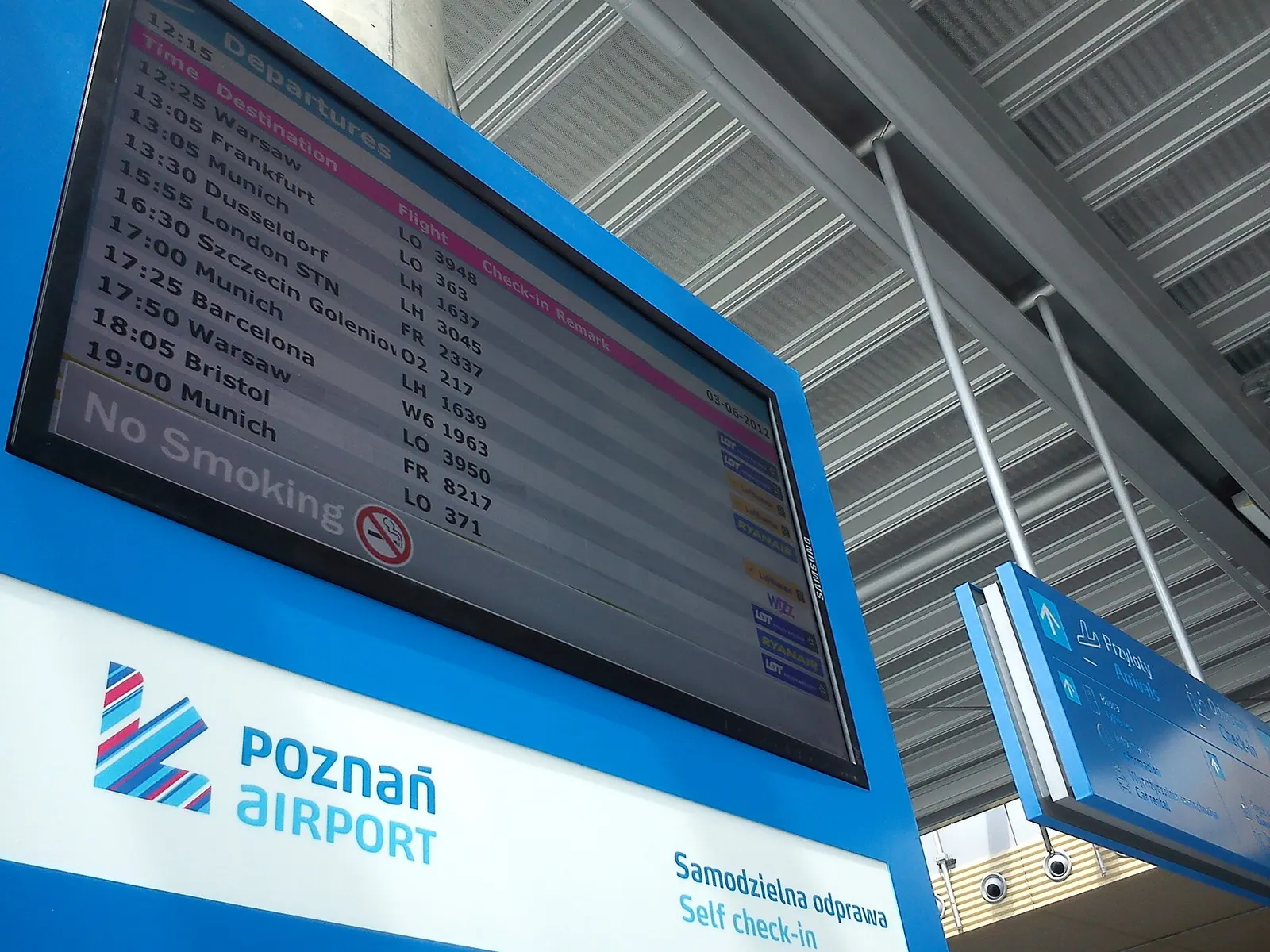 Poznań–Ławica Terminal T2 entrance and curb