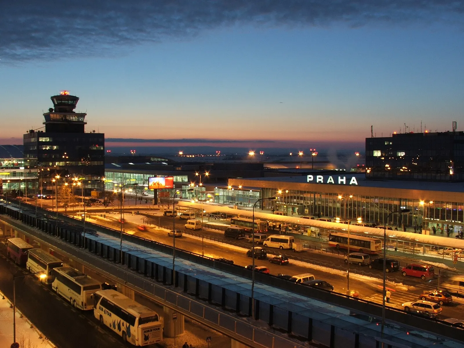 Václav Havel Airport in Prague , Czechia in Winter 2005/2006, Terminal North 1 on the right, Connecting building in the middle and Terminal North 2 near its completion on the left.