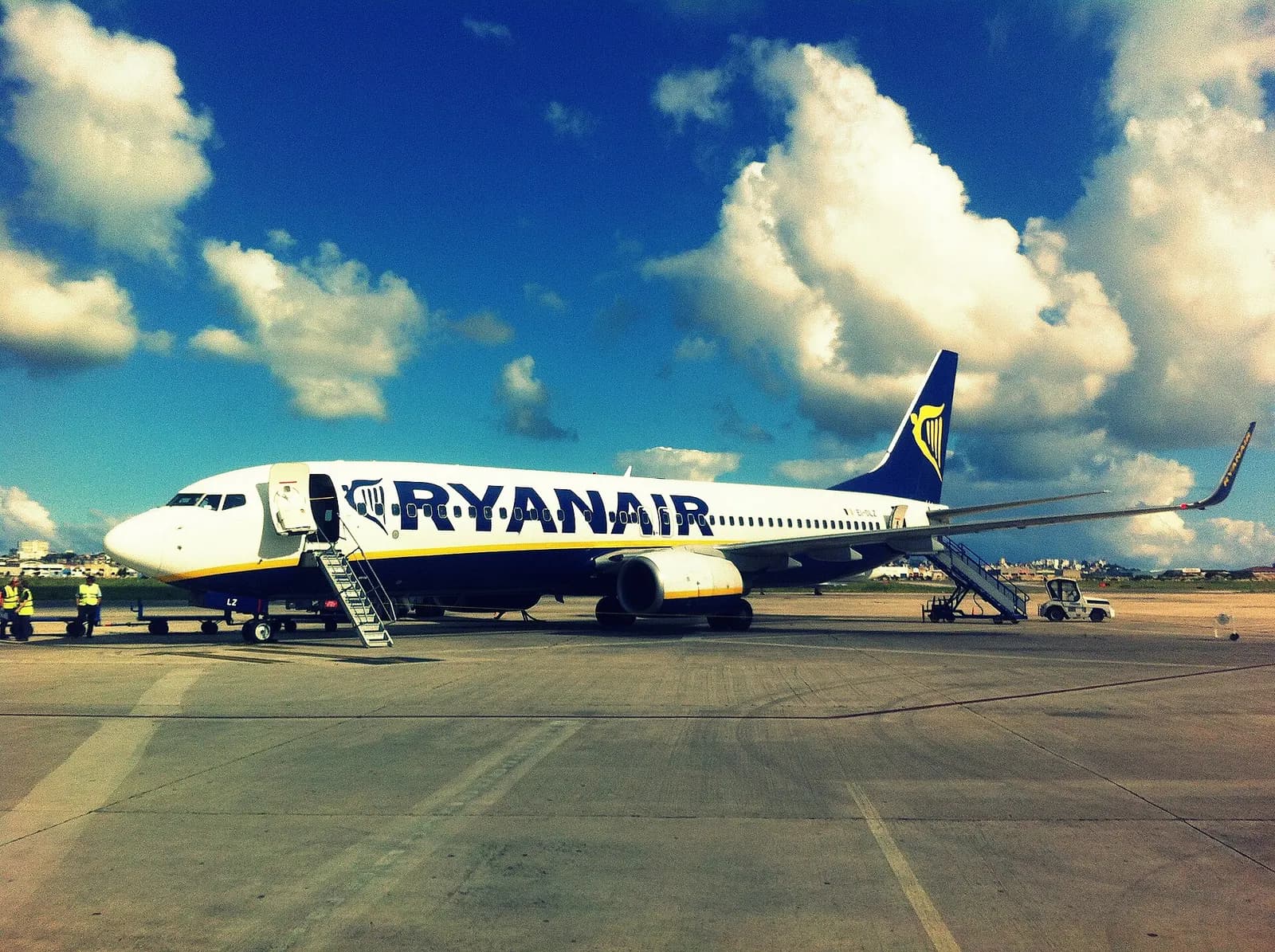 Ryanair's 737-800 on its stand in Reus Airport.