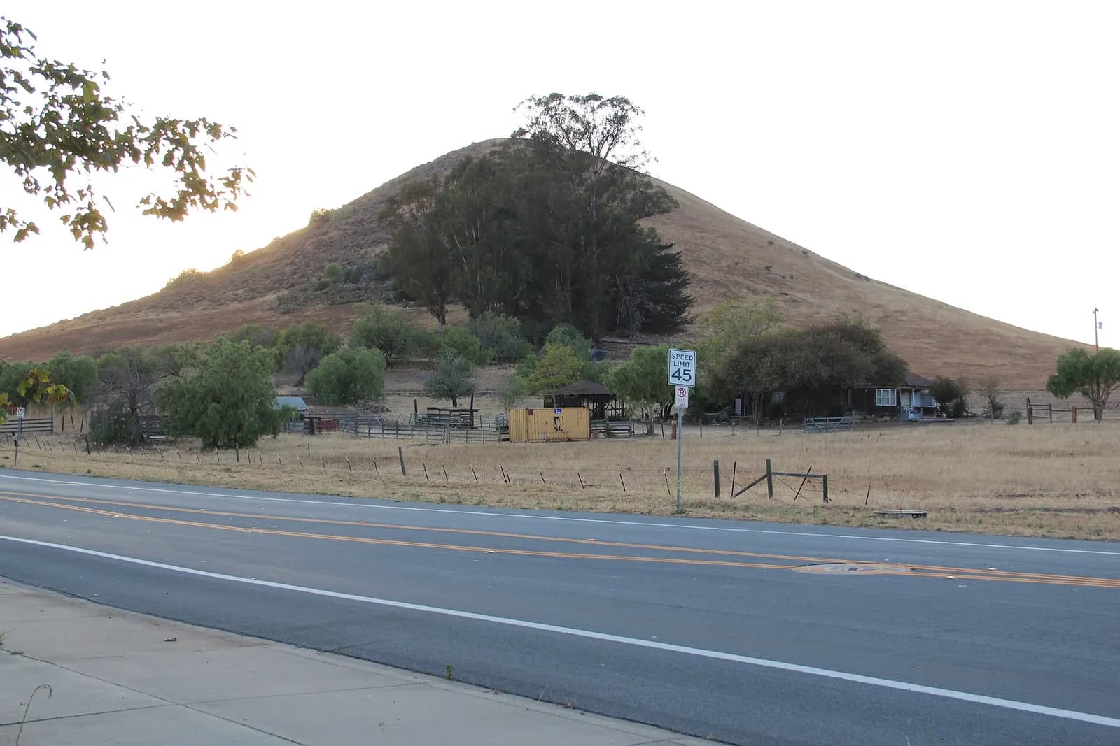 Not a San Luis Obispo County Regional Airport terminal photograph — Commons false-positive from an unfiltered search. Do not treat this as the 2017 hall.