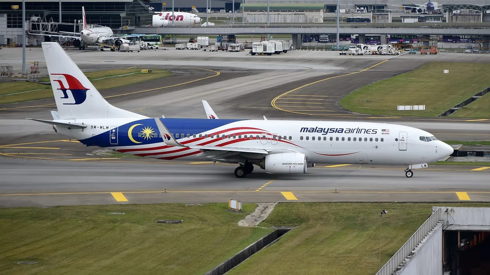 Malaysia Airlines Boeing 737-8H6 9M-MLM taxiing at Kuala Lumpur International Airport (KUL/WMKK), near Kuala Lumpur, Malaysia, on departure for Tan Son Nhat International Airport (SGN/VVTS), Ho Chi Minh City, Vietnam, as MH758