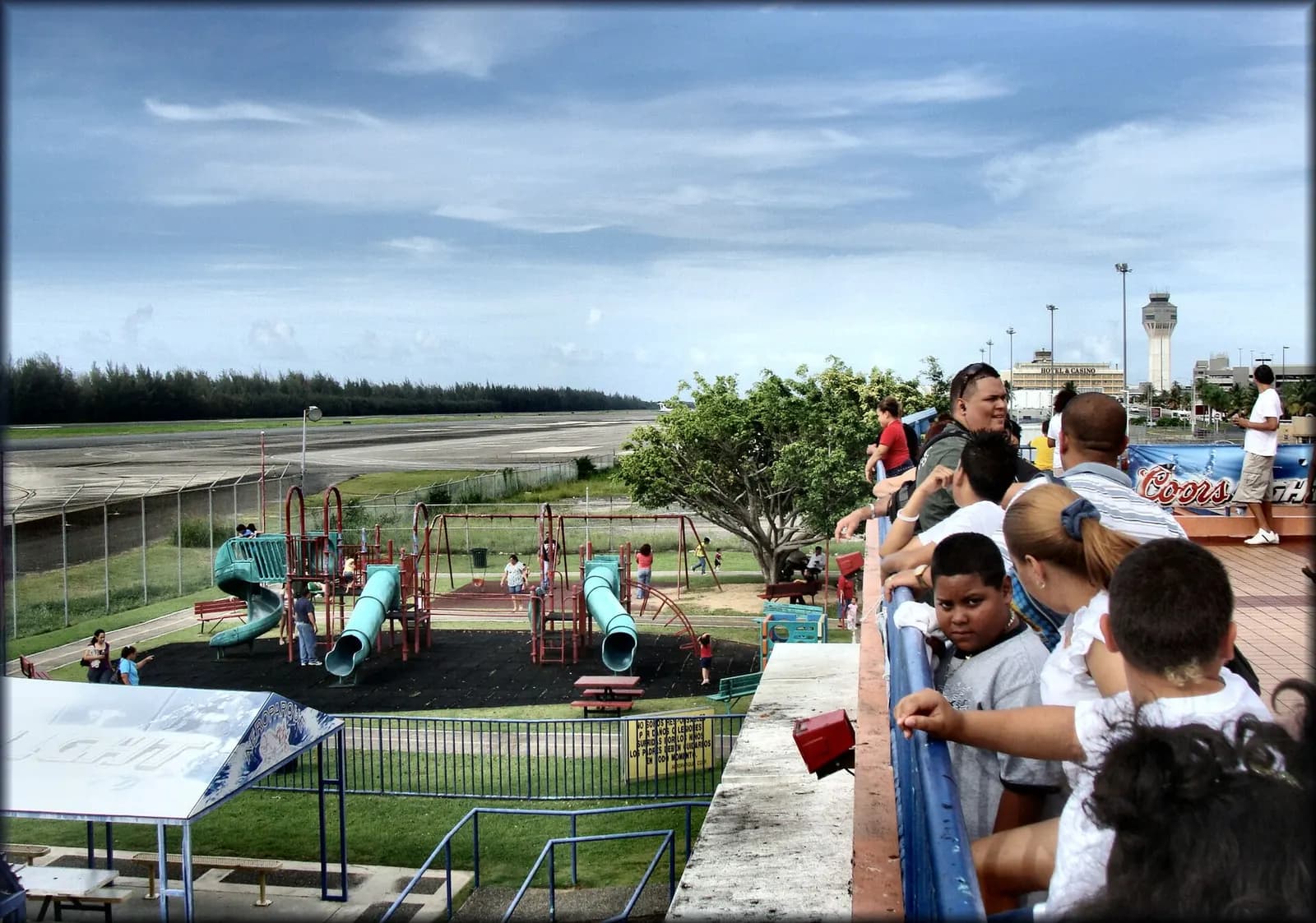 Please. To the gobernor of Puerto Rico, Luis Fortuño. Open the Aeroparque. Update: Carl's Jr. to open 50 stores in Puerto Rico including one in the Aeroparque... that's good news... 2009 Tomás Del Coro