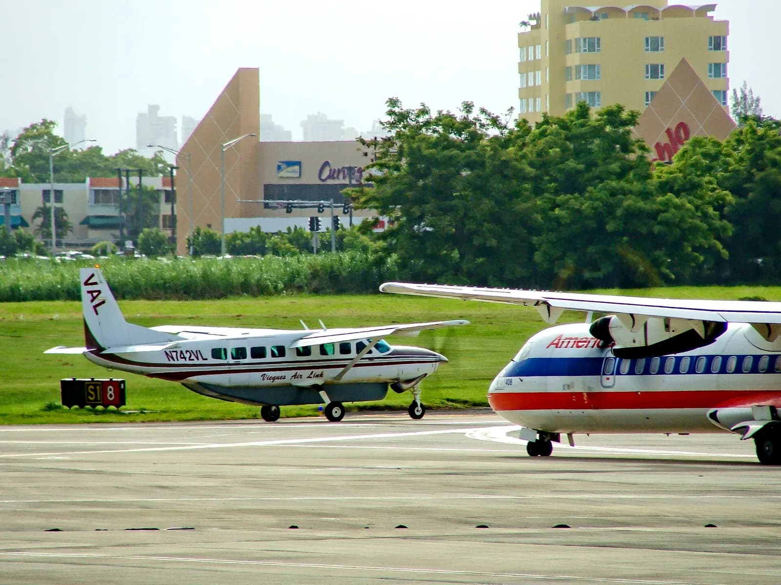Aeroparque - Puerto Rico Luis Muñoz Marín International Airport (IATA: SJU, ICAO: TJSJ, FAA LID: SJU) TDelCoro July 4, 2009