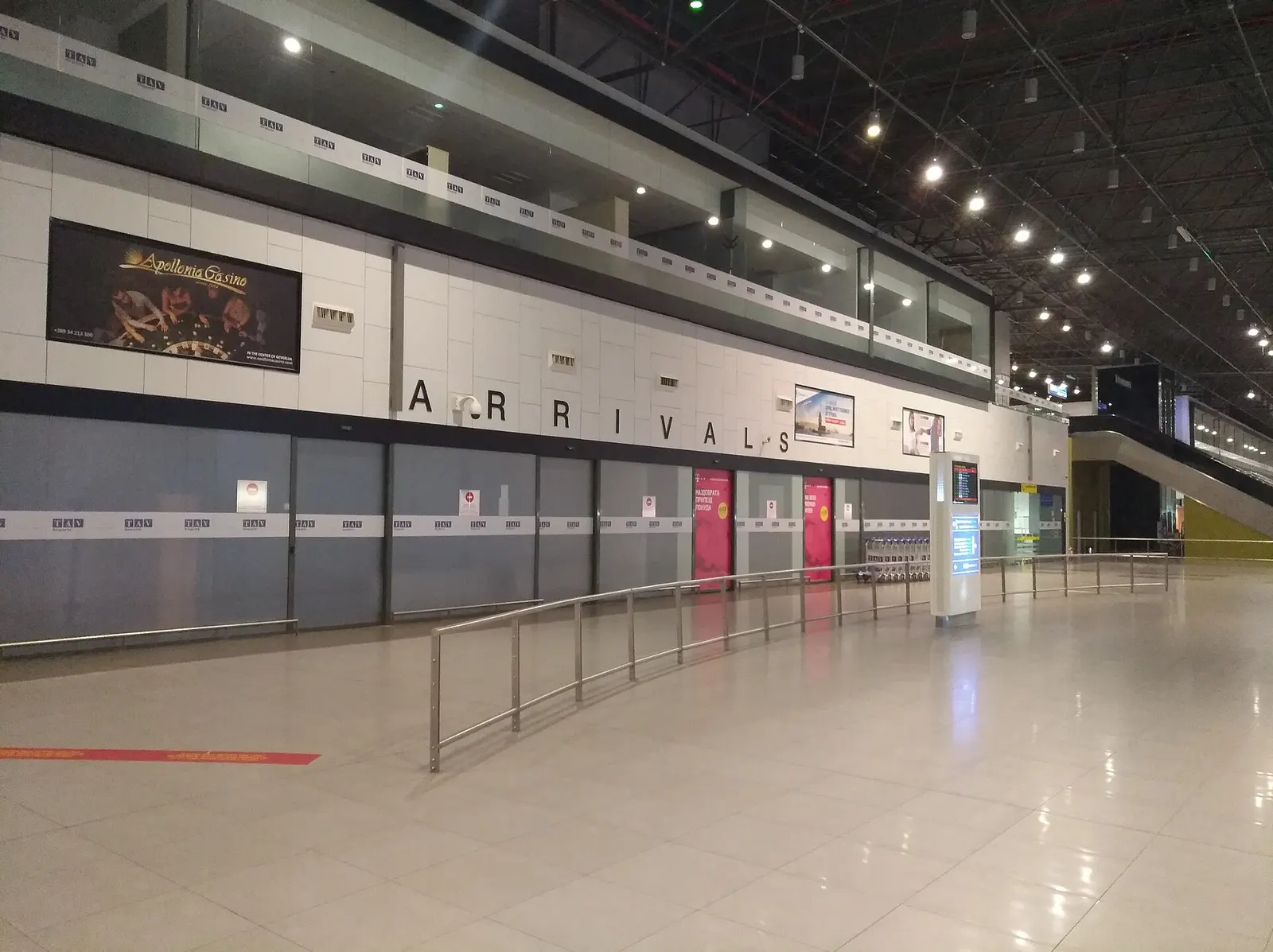 Portail des arrivées à l'aéroport international de Skopje (Macédoine).