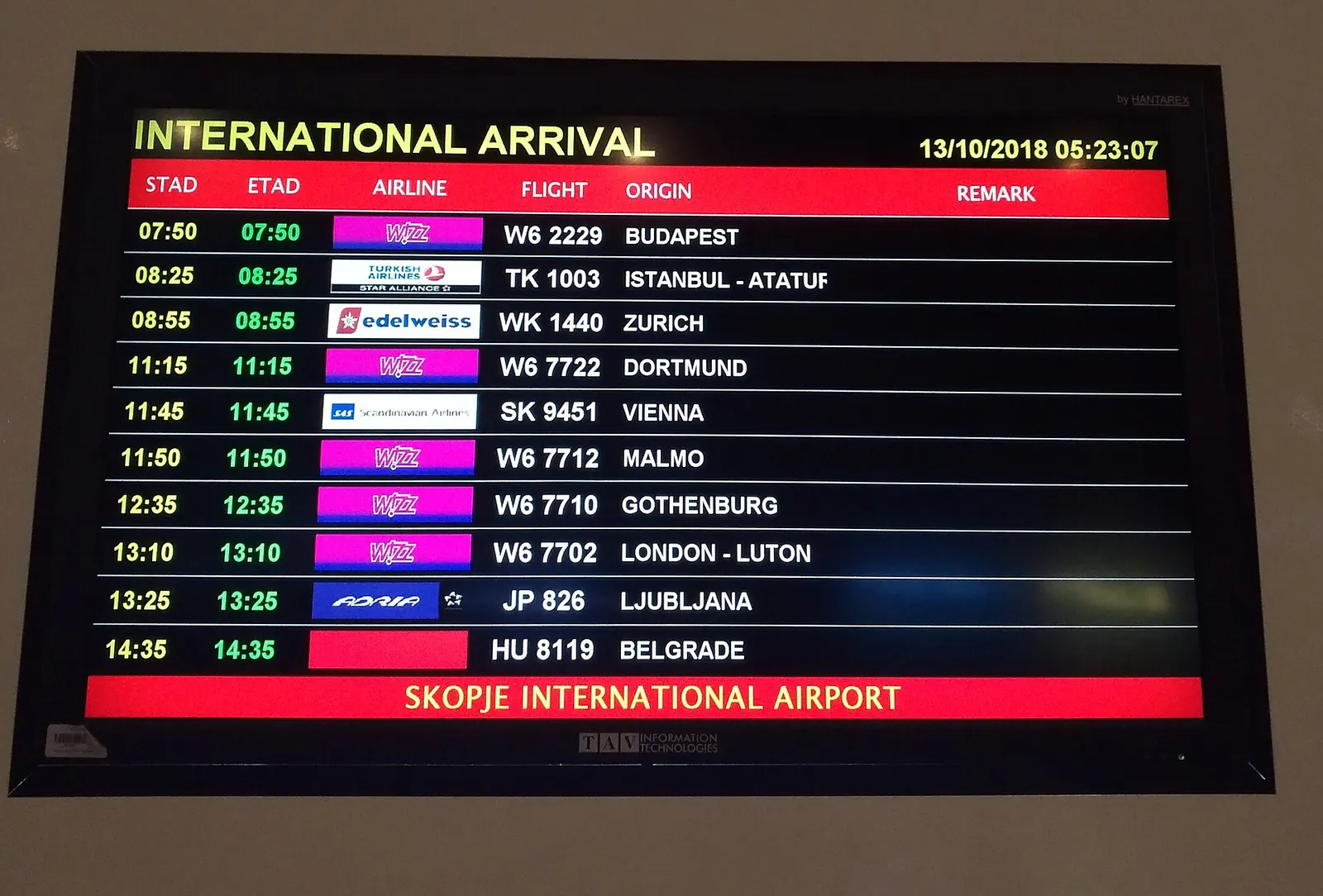 Tableau d'information des arrivées à l'aéroport international de Skopje (Macédoine).
