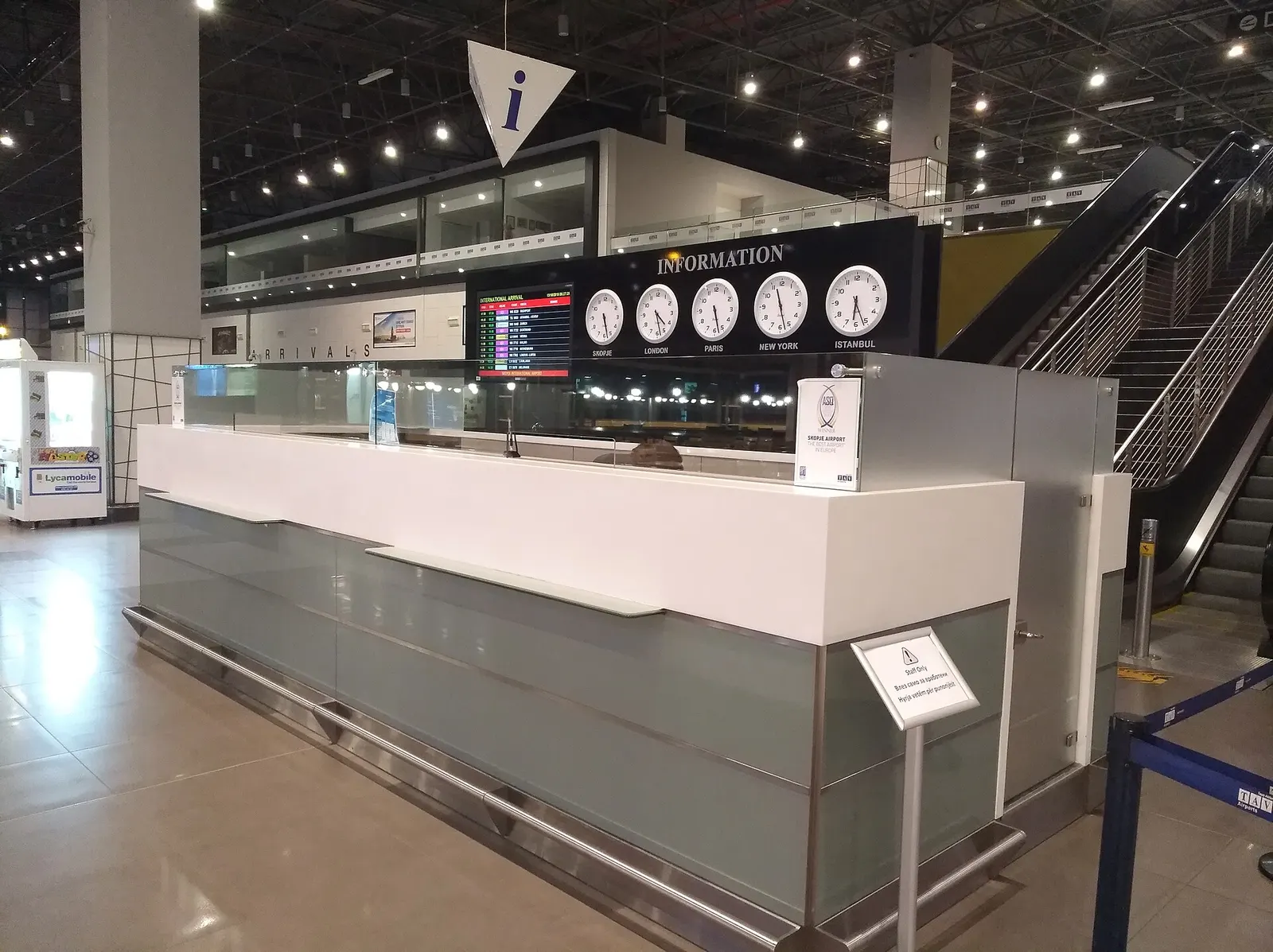 Stand d'information à l'aéroport international de Skopje (Macédoine).