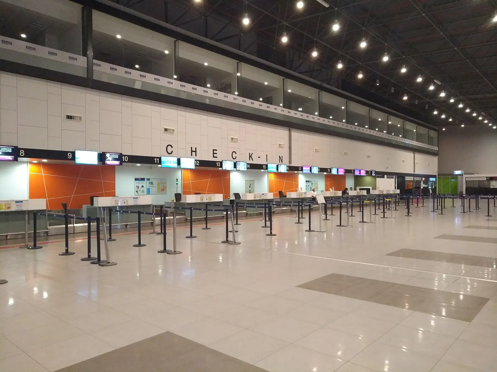 Comptoirs d'enregistrement à l'aéroport international de Skopje (Macédoine).